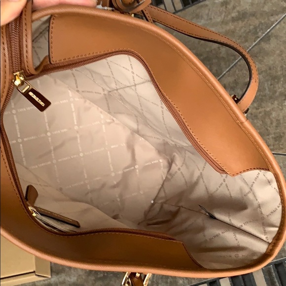 Michael Kors Bags Michael Kors Jet Set Should Tote - Picture 10 of 16